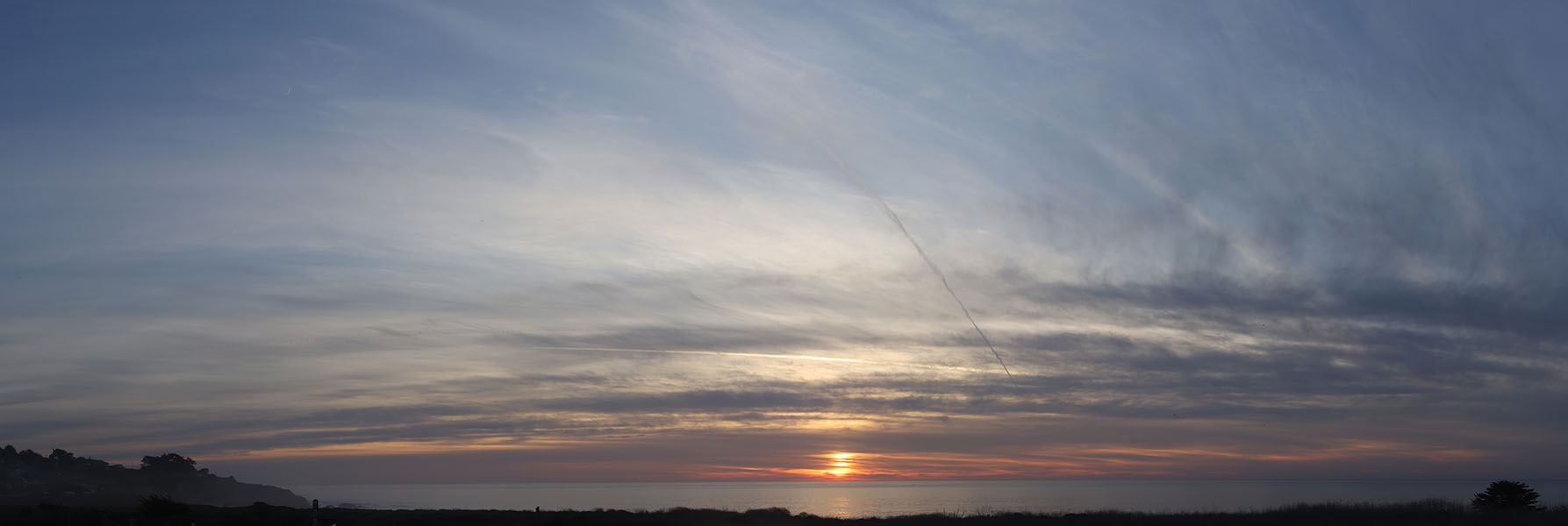 Photo Panorama of Pretty Sunset Over Ocean.